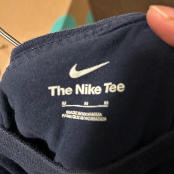 Nike Men's Dark Blue Tee with Red Logo Size M - Picture 3 of 3